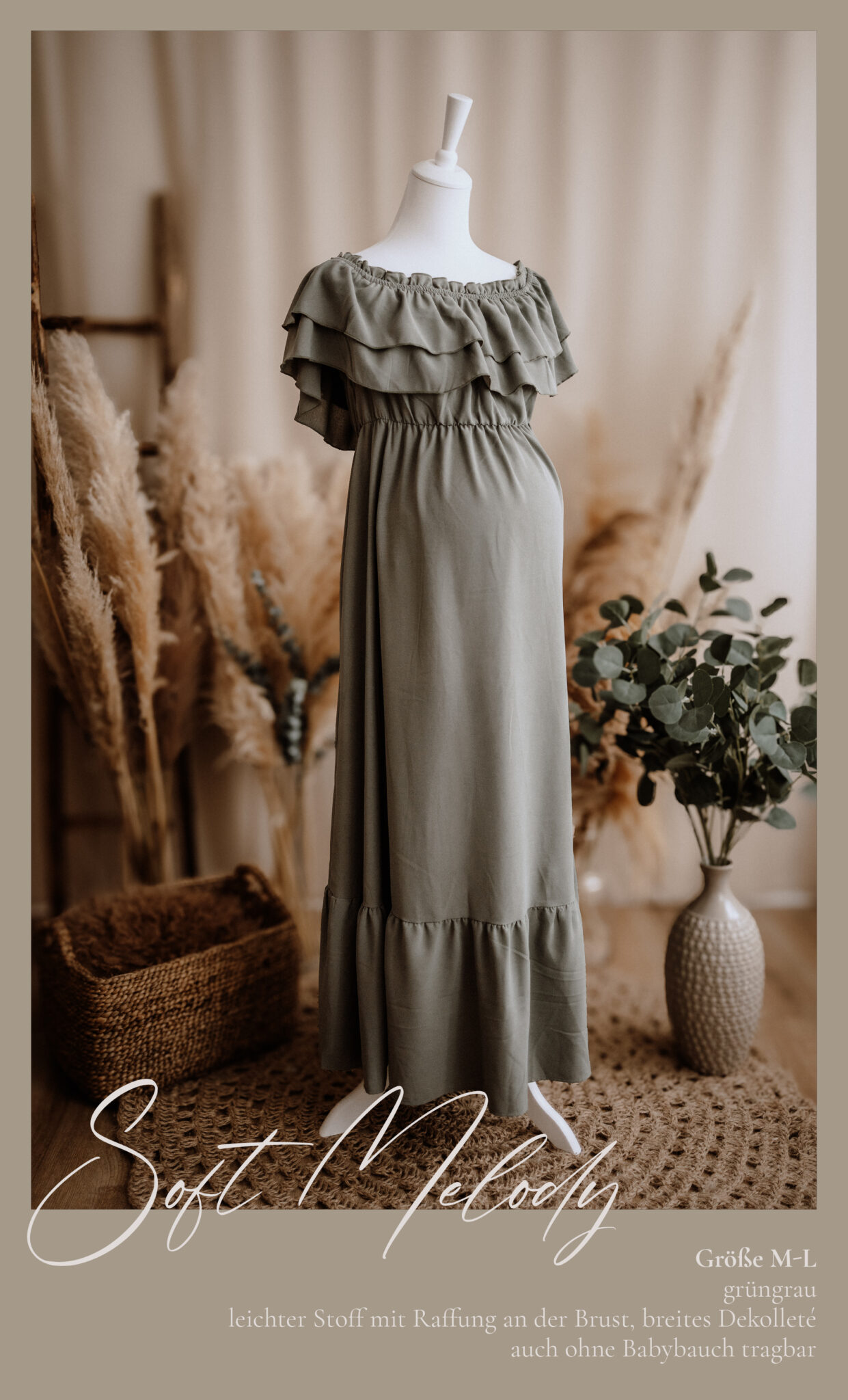 Ein grün graues, gerafftes schulterfreies Maxikleid wird auf einer Schaufensterpuppe ausgestellt, umgeben von Pampasgras, einem geflochtenen Korb und einer Topfpflanze. Textüberlagerungen beschreiben das Kleid und seine Eigenschaften auf Deutsch.