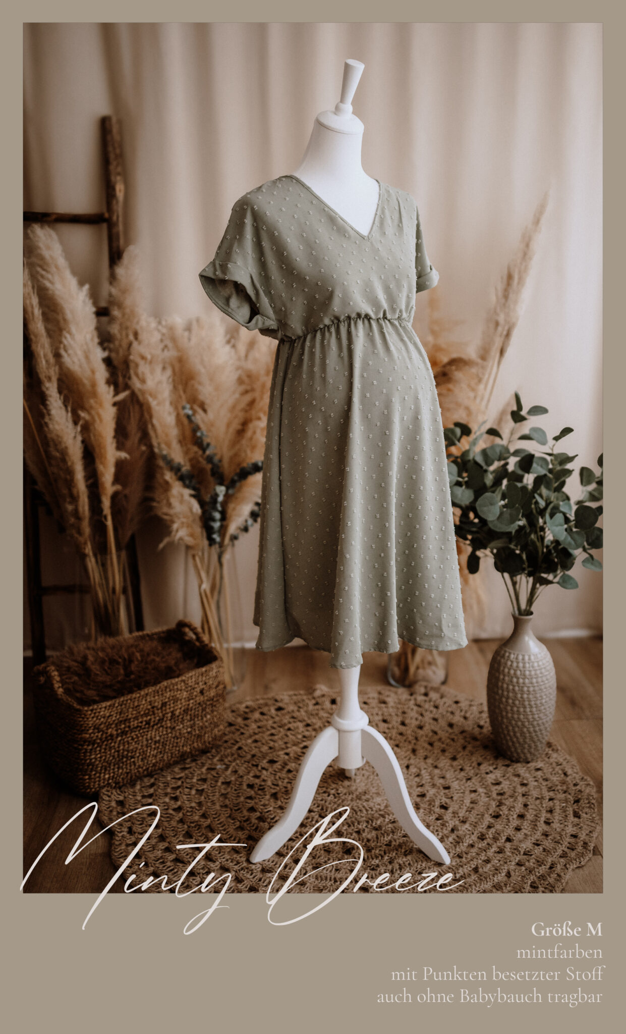 Ein salbeigrünes, kurzärmeliges, knielanges Kleid mit V Ausschnitt ist auf einer Kleiderform ausgestellt. Das Kleid hat ein gepunktetes Muster und eine geraffte Taille. Der Hintergrund besteht aus Pflanzen, einem geflochtenen Korb, einer Vase und einem Teppich. Der Text lautet: "Minzige Brise.