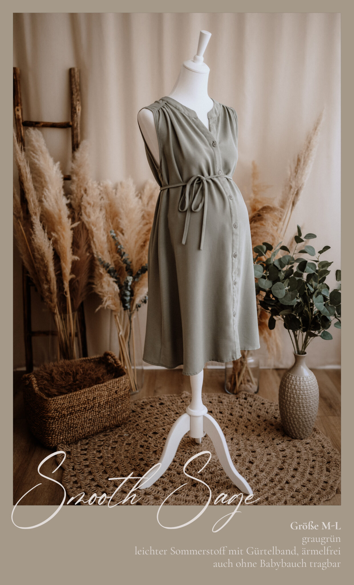 Ein helles, salbeigrünes, ärmelloses Kleid mit einer Taillenschleife wird auf einer Schaufensterpuppe in einem gemütlichen, rustikalen Raum mit geflochtenen Körben, getrocknetem Pampasgras und einer Pflanze ausgestellt. Der Text lautet: "Glatter Salbei.