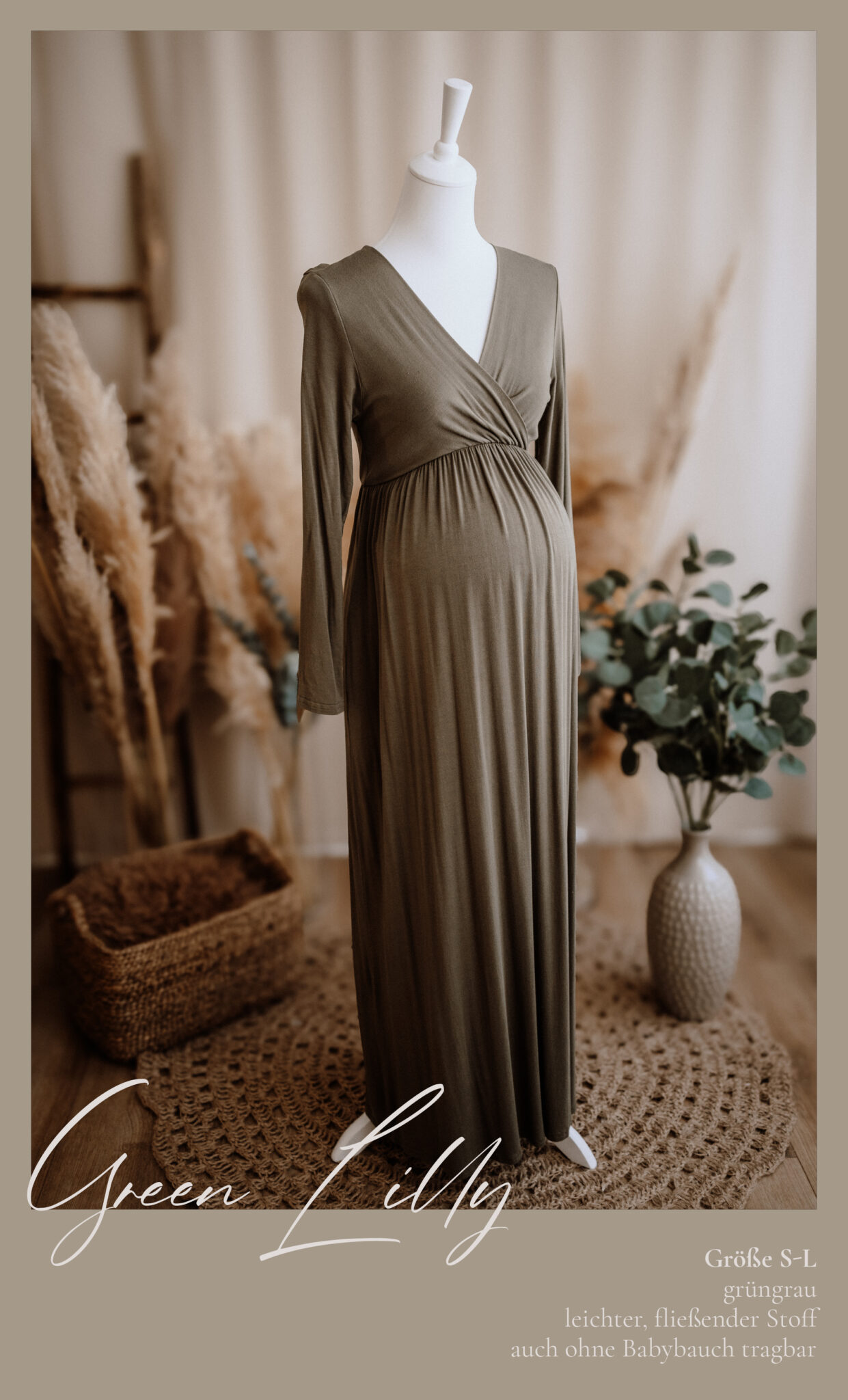 Ein langärmeliges, olivgrünes Umstandskleid wird auf einer Schaufensterpuppe in einem gemütlichen Raum mit neutralem Dekor, Pampasgras, einem geflochtenen Korb und einer gemusterten Vase ausgestellt. Der Text beschreibt das Kleid als "Green Lilly".