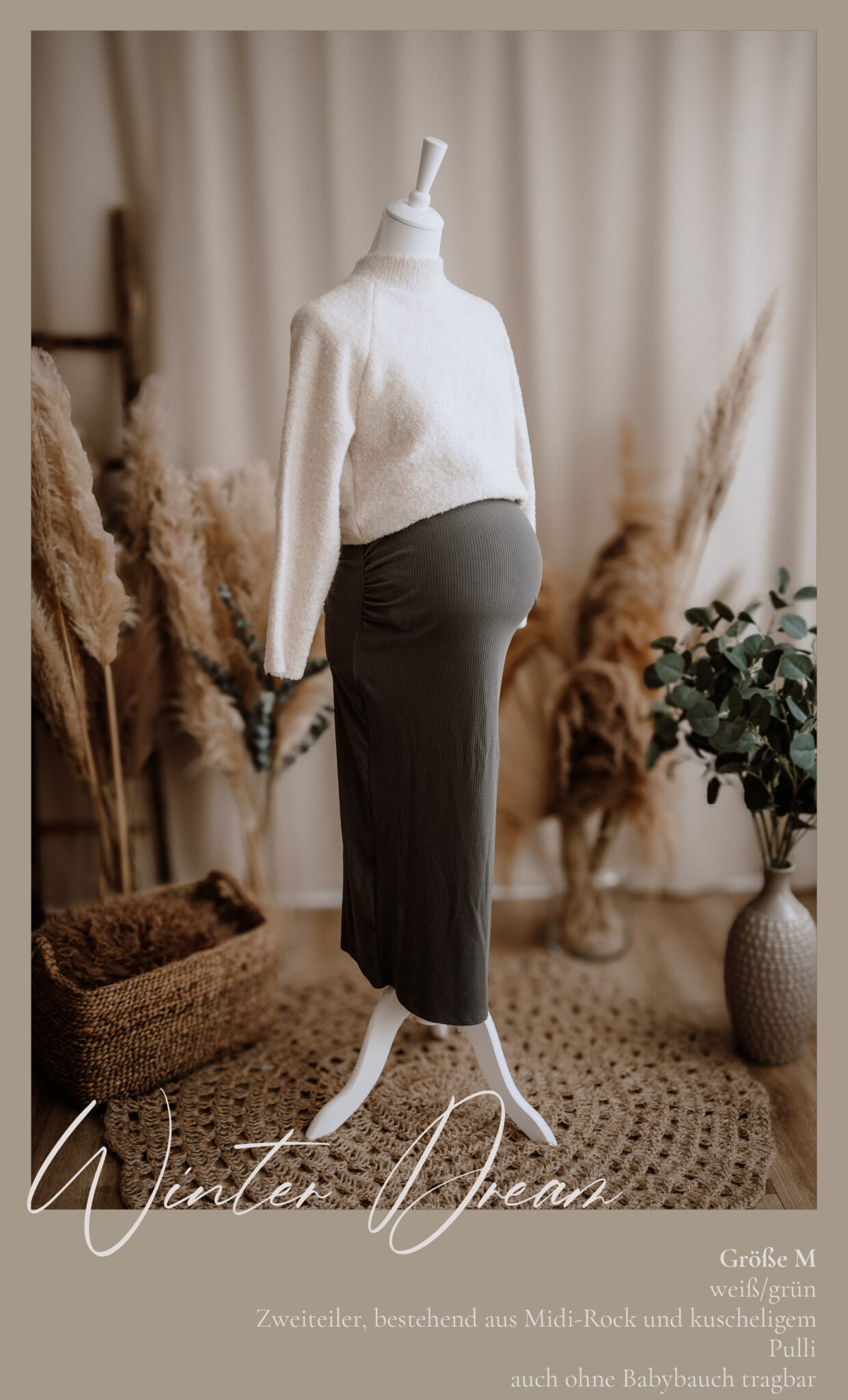 Eine Schaufensterpuppe in einem gemütlichen weißen Pullover und einem grünen Midirock steht auf einem gewebten Teppich, umgeben von neutralem Dekor und getrockneten Pflanzen. Der Text auf Deutsch beschreibt das Outfit als ein Winter Ensemble für Größe M.