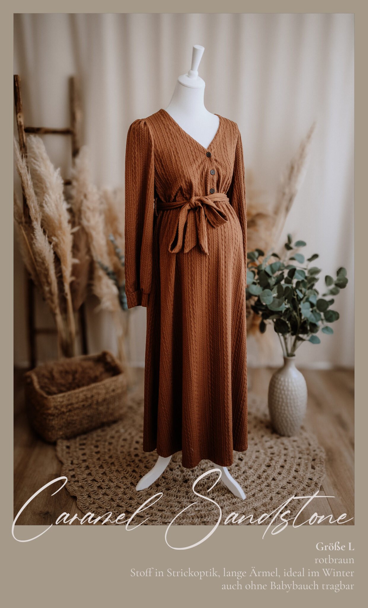 Ein rostfarbenes, langärmeliges, gestricktes Umstandskleid auf einer Schaufensterpuppe ist in einem gemütlichen Raum mit Pampasgras, geflochtenen Körben und einer Keramikvase ausgestellt. Der Text auf dem Bild beschreibt das Kleid und seine Eigenschaften.