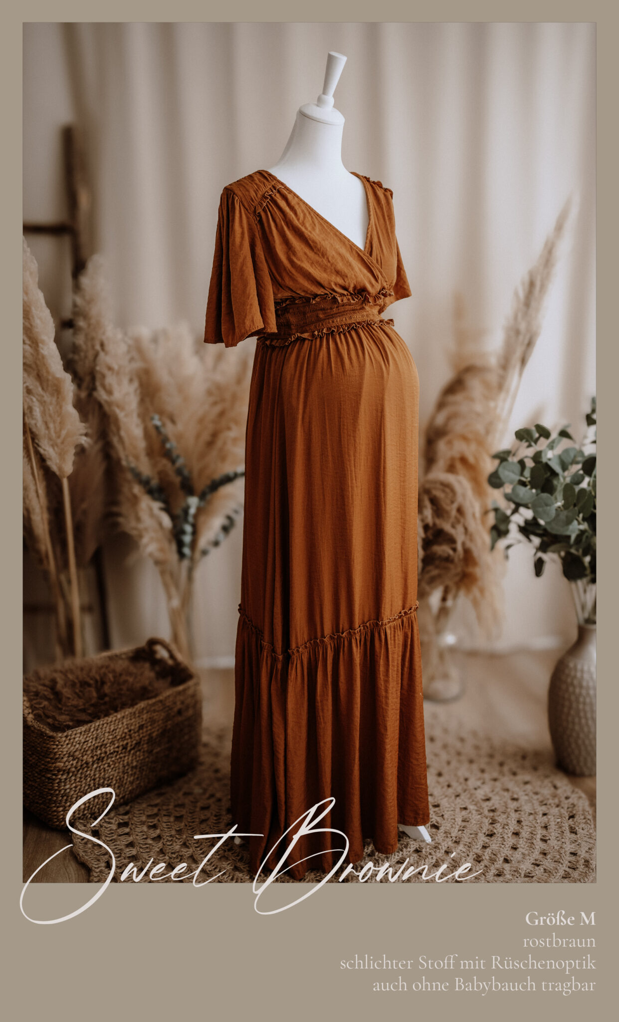 Ein rostbraunes, kurzärmeliges Umstands Maxikleid wird auf einer weißen Kleiderform ausgestellt, umgeben von Pampasgras Dekor in einem neutralfarbenen Raum. Der Text lautet: "Sweet Brownie", mit Produktdetails auf Deutsch.