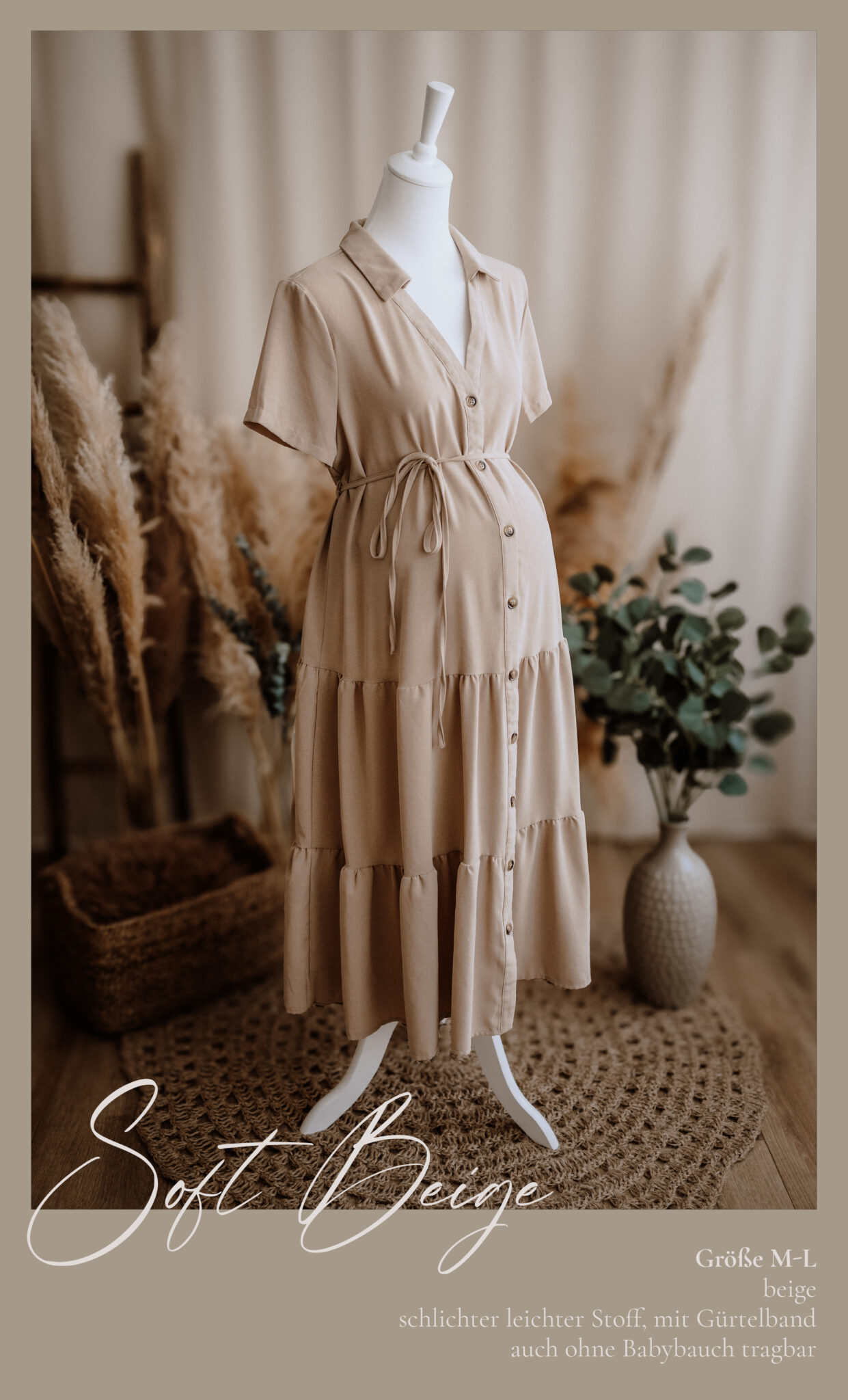 Ein beigefarbenes, kurzärmeliges, geknöpftes Umstandskleid mit Bindeband in der Taille wird auf einer Schaufensterpuppe gezeigt. Im Hintergrund befinden sich ein neutrales Dekor, Pflanzen, ein geflochtener Korb und ein Text, der das Kleid auf Deutsch beschreibt.