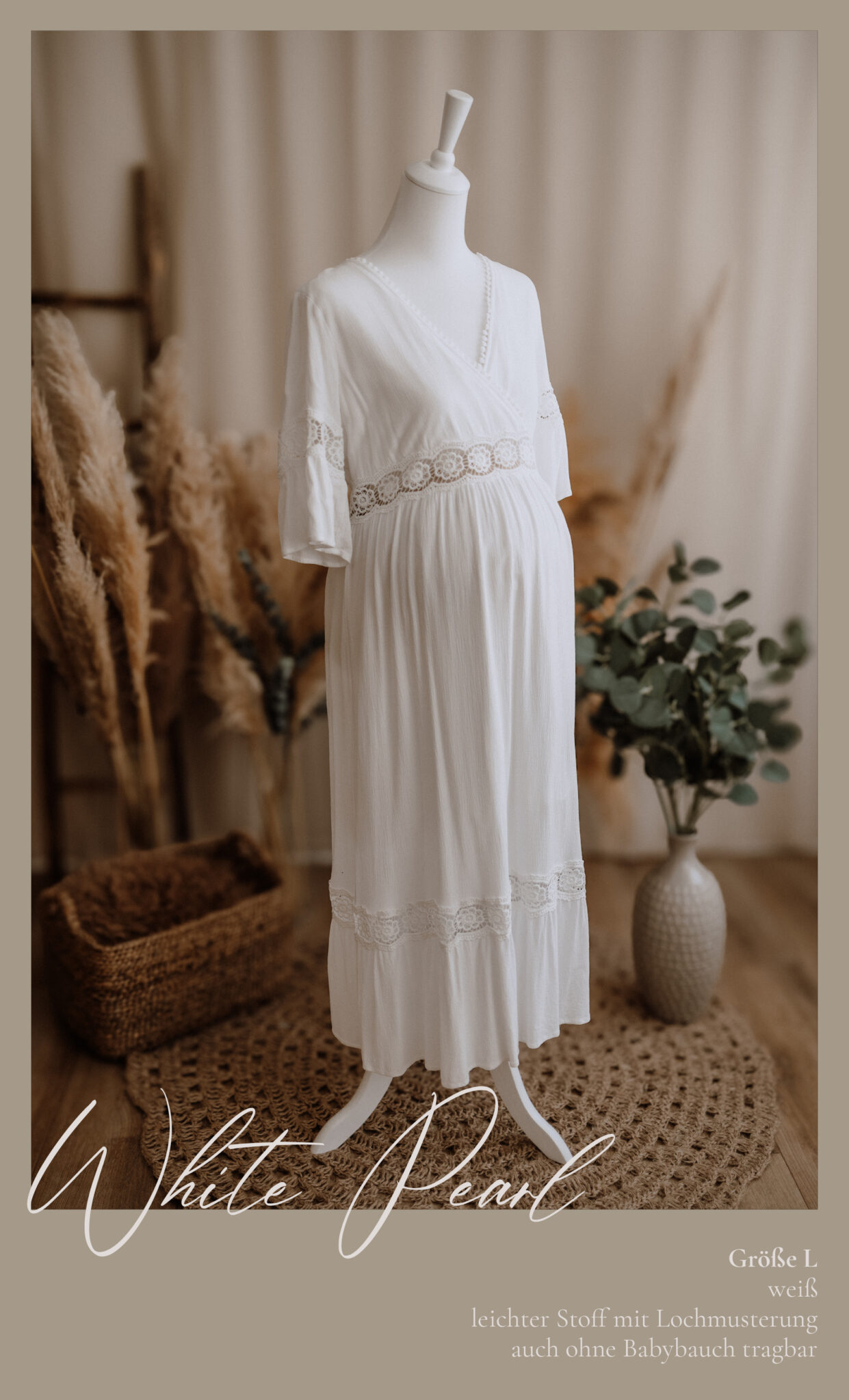 Ein weißes, langes, spitzenbesetztes Umstandskleid auf einer Schaufensterpuppe, umgeben von Pampasgras, Weidenkörben und einer Topfpflanze. In eleganter Schrift steht "White Pearl". Der Text darunter enthält Angaben zu Größe, Farbe und Stoff des Kleides.