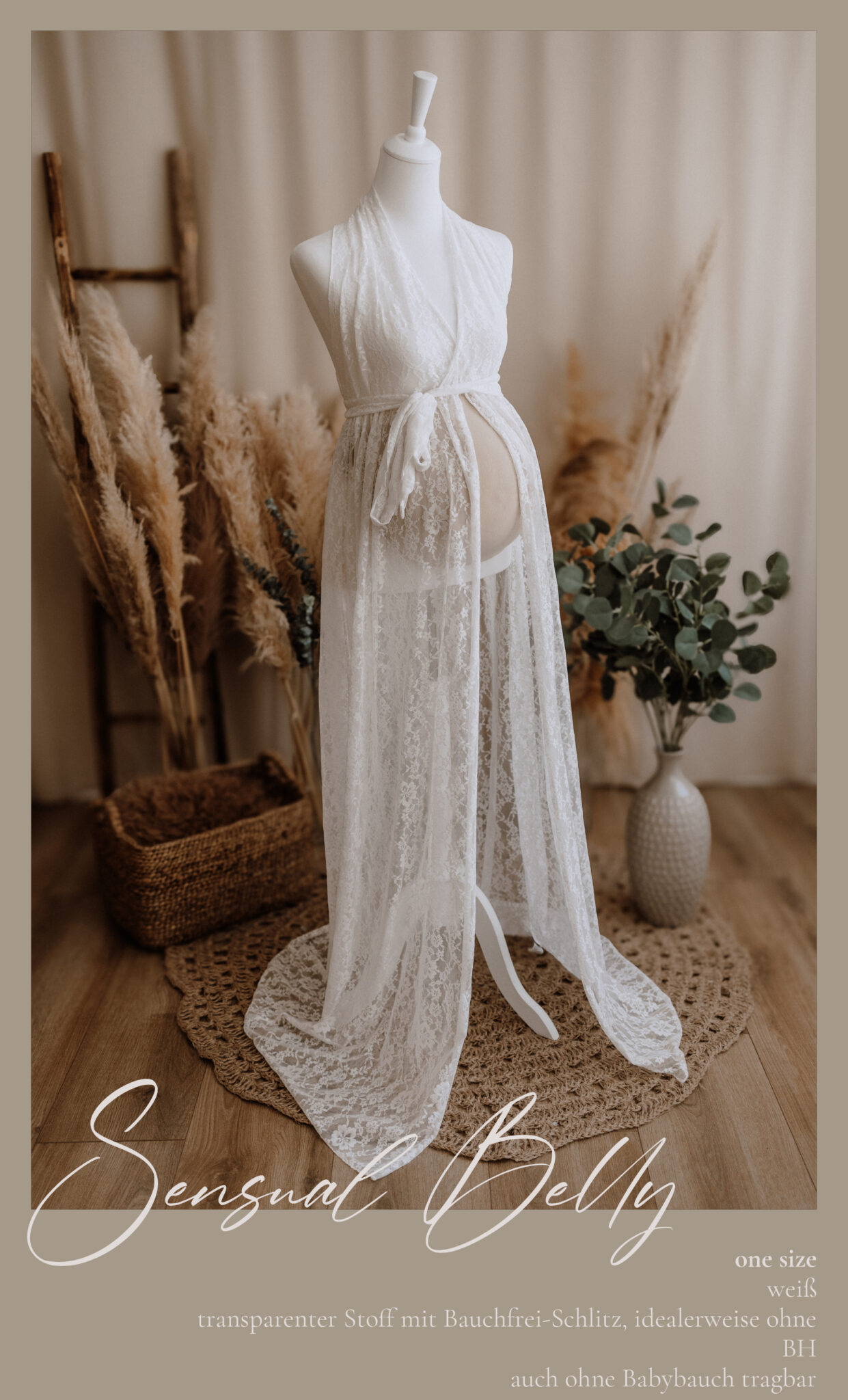 Ein weißes Spitzenumstandskleid auf einer Schaufensterpuppe in einem rustikalen Raum mit Pampasgras, einem strukturierten Teppich und einer Vase mit Grünzeug. Ein Text auf Deutsch beschreibt das Kleid und seine Eigenschaften.
