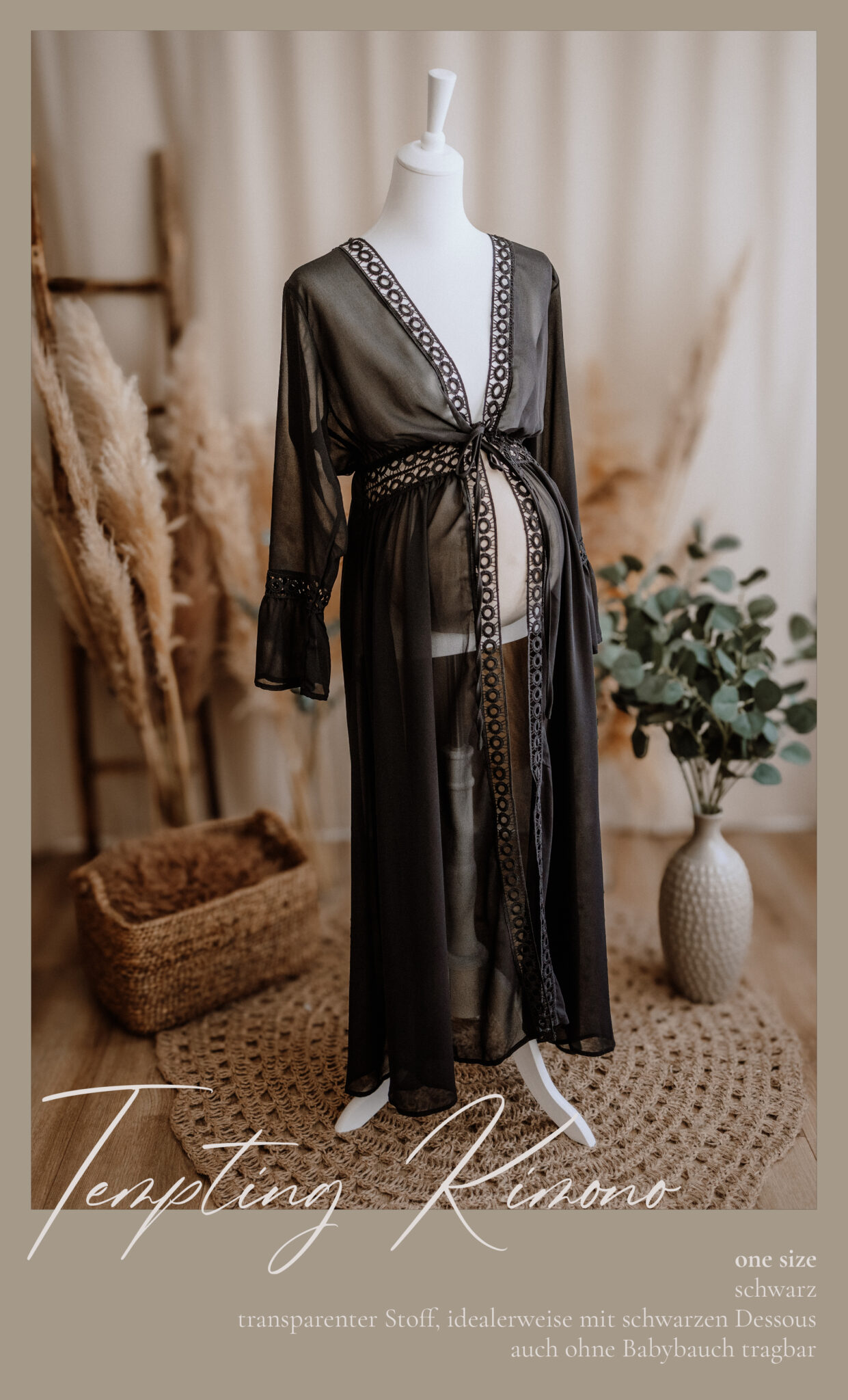 Ein durchsichtiger schwarzer Kimono mit dekorativen Verzierungen wird auf einer Schaufensterpuppe ausgestellt, die über schwarze Dessous gestylt ist. Die Kulisse besteht aus natürlichen Dekorationselementen wie geflochtenen Körben, einer Pflanze und neutralfarbenen Vorhängen.